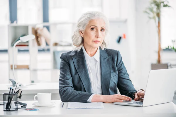 Empresaria que trabaja en la oficina — Stock Photo