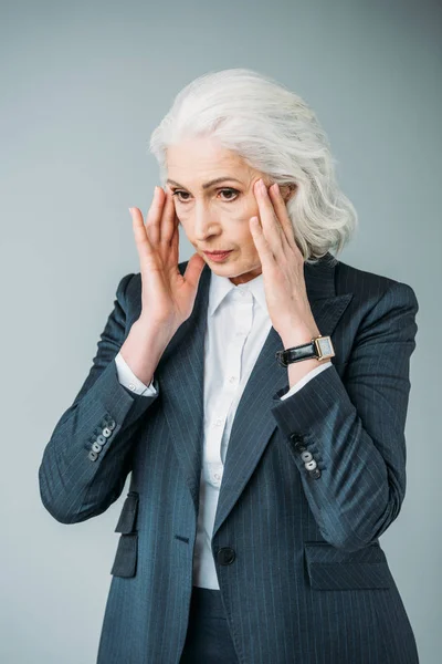 Anziana imprenditrice in giacca e cravatta — Foto stock