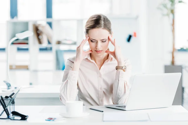 Femme d'affaires fatiguée sur le lieu de travail — Photo de stock