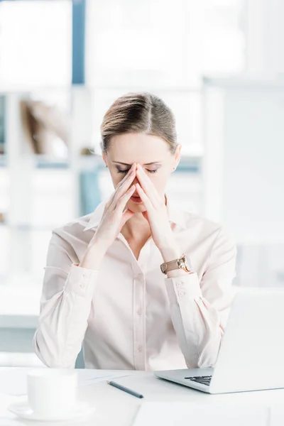 Mujer de negocios cansada en el lugar de trabajo - foto de stock