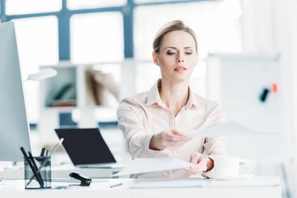 Geschäftsfrau arbeitet im Büro mit Dokumenten — Stockfoto