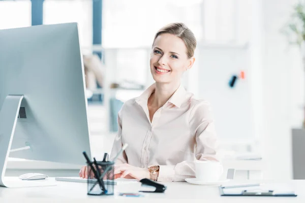 Femme d'affaires travaillant sur ordinateur au bureau — Photo de stock