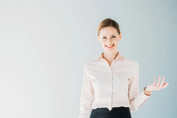 Mujer de negocios caucásica en formalwear sonriendo - foto de stock