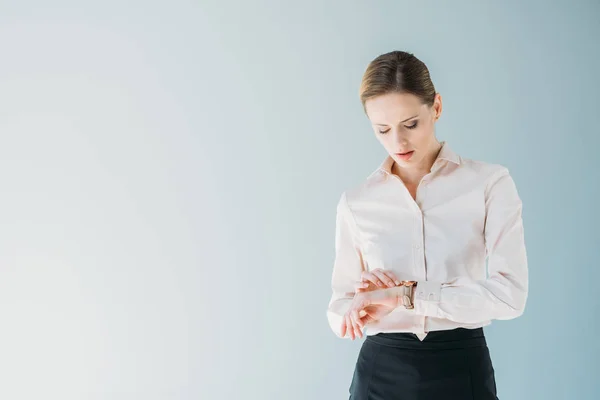 Geschäftsfrau in Formalbekleidung schaut auf Handuhren — Stockfoto