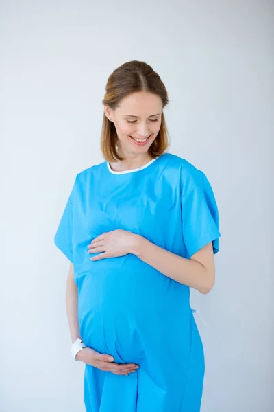 Femme enceinte touchant son ventre — Photo de stock