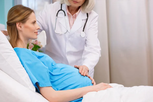 Médico e mulher grávida — Fotografia de Stock