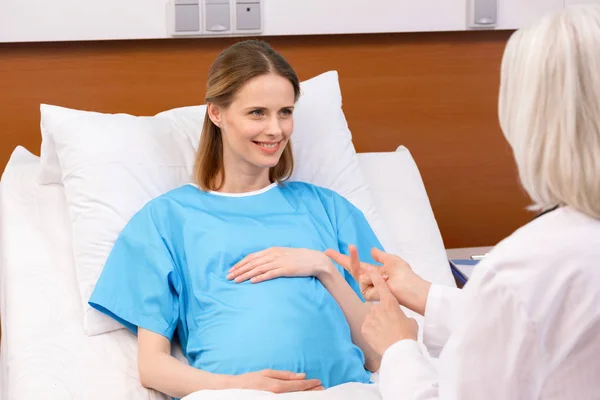 Médecin et femme enceinte — Photo de stock