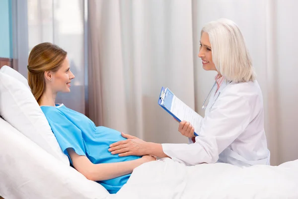 Médico y mujer embarazada 4 - foto de stock