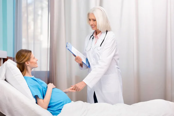 Médecin et femme enceinte — Photo de stock