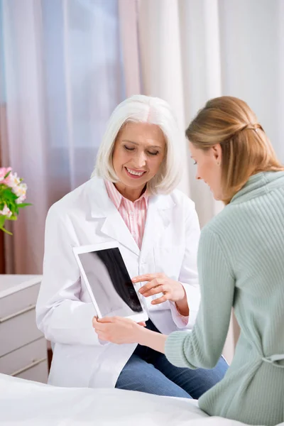 Médico y paciente con tableta digital - foto de stock