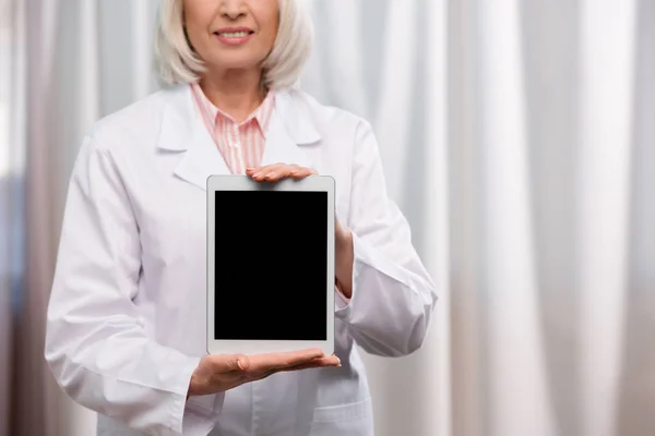 Doctor showing tablet — Stock Photo