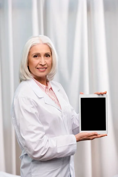 Doutor mostrando Tablet — Fotografia de Stock