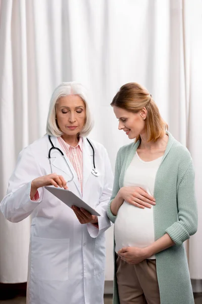 2 médico e mulher grávida — Fotografia de Stock