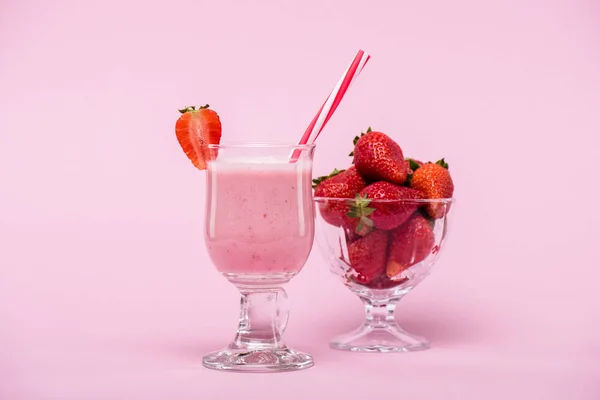 Délicieux milkshake aux fraises — Photo de stock