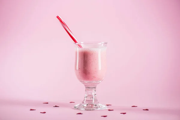 Смачні полуничний молочний коктейль — стокове фото