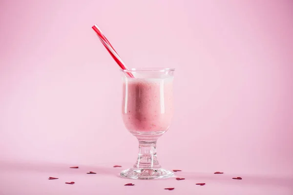 Délicieux milkshake aux fraises — Photo de stock