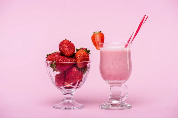 Délicieux milkshake aux fraises — Photo de stock