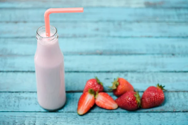 Смачні полуничний молочний коктейль — стокове фото