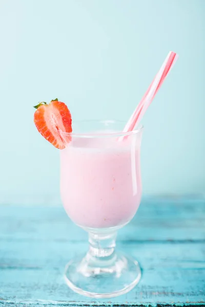 Délicieux milkshake aux fraises — Stock Photo