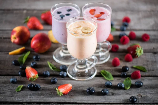 Various milkshakes with fruits — Stock Photo