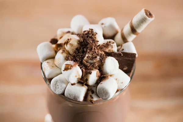 Chocolate milkshake with marshmallows — Stock Photo