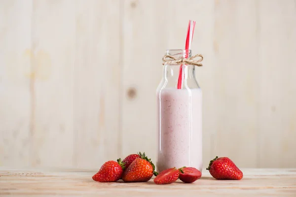 Erdbeer-Milchshake mit Stroh im Glas — Stockfoto