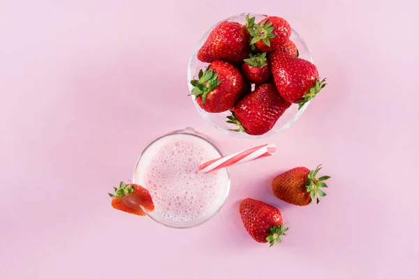 Strawberries with milkshake in glass — Stock Photo