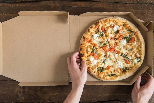 Person eating pizza — Stock Photo