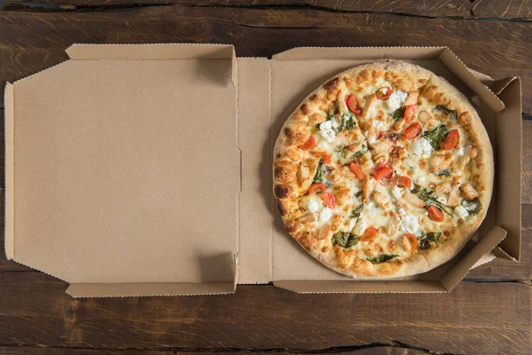 Délicieuse pizza sur la table — Photo de stock