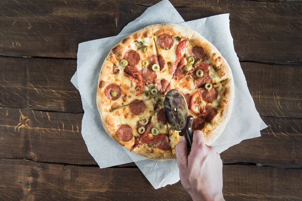 Homem de corte de pizza — Fotografia de Stock