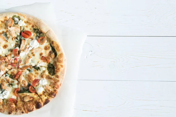 Pizza italienne sur papier cuisson — Photo de stock