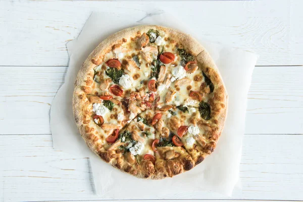 Pizza italienne sur papier cuisson — Photo de stock