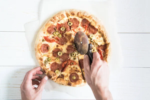 Homme coupe pizza — Photo de stock