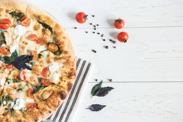 2 pizzas italiennes sur serviette — Photo de stock