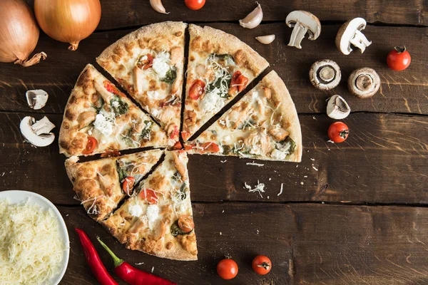 Pizza italiana con verdure e formaggio sul tavolo — Foto stock