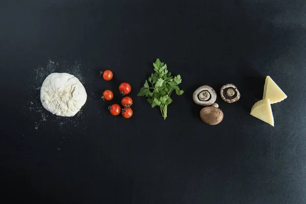 Pâte avec ingrédients pour préparer la pizza — Photo de stock