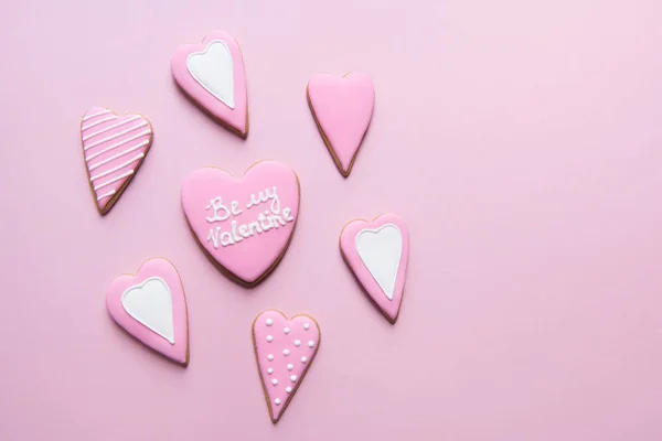 Galletas hechas a mano en forma de corazón - foto de stock