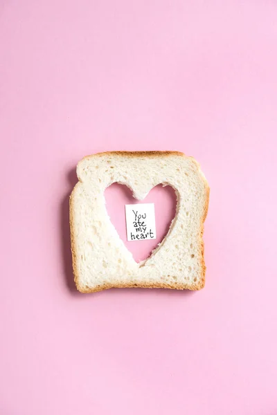 Pan tostado con agujero en forma de corazón - foto de stock