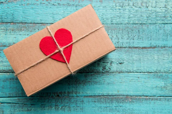 Caja de regalo con corazón rojo - foto de stock