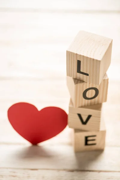 Corazón con signo de amor en cubos de madera - foto de stock