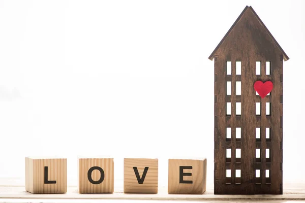 Sinal de amor e modelo de casa de madeira — Fotografia de Stock