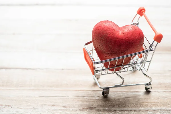 Carro de compras con corazón rojo - foto de stock