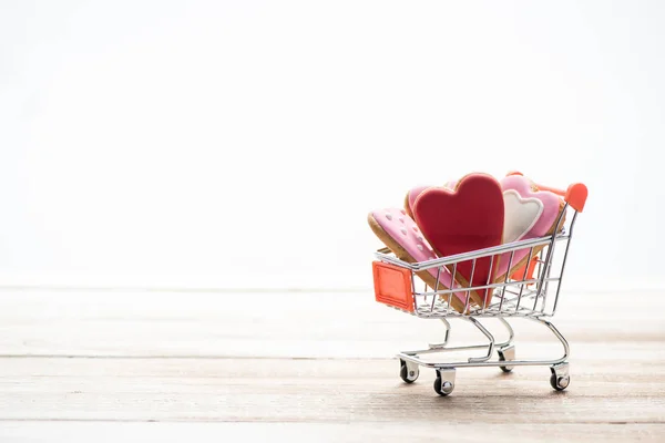 Carro de compras lleno de galletas - foto de stock