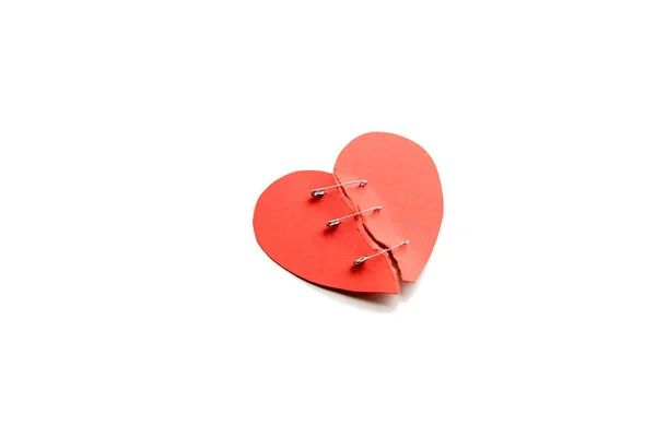 Corazón rojo con partes rotas - foto de stock