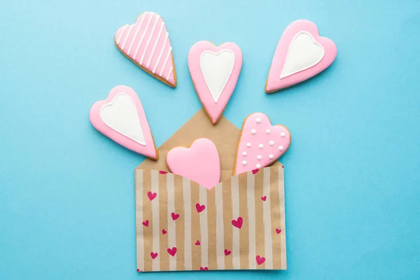 Sobre abierto con galletas en forma de corazón - foto de stock