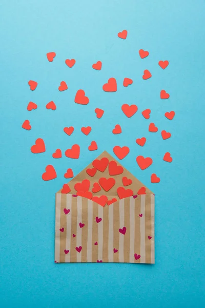 Открытый конверт с красными сердцами — стоковое фото