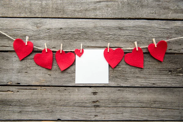 Tarjeta de saludo y corte de papel rojo corazón - foto de stock