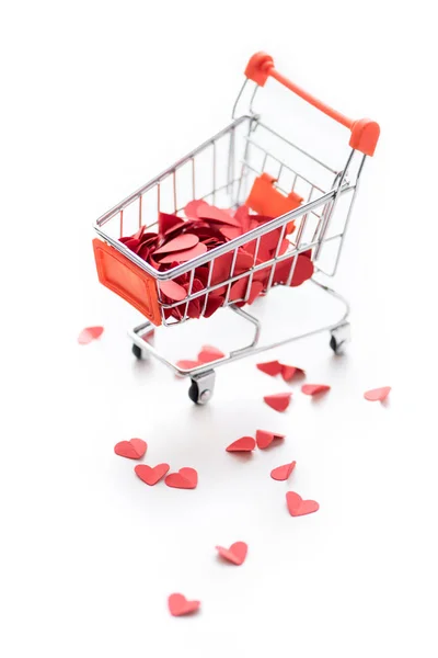 Carro de compras lleno de corazones rojos - foto de stock