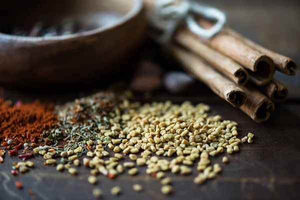 Scattered sesame seeds and herbs with cinnamon — Stock Photo
