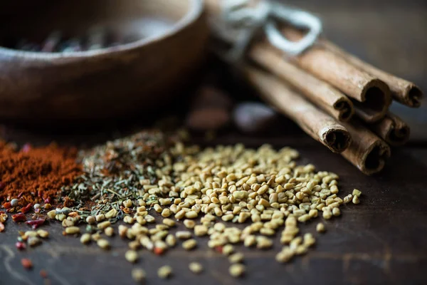 Sementes de gergelim espalhadas e ervas com canela — Fotografia de Stock